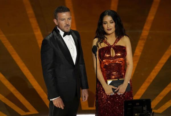 Anto<em></em>nio Banderas, left, and Salma Hayek present the award for best internatio<em></em>nal feature film at the Oscars on Sunday, March 12, 2023, at the Dolby Theatre in Los Angeles. (AP Photo/Chris Pizzello)