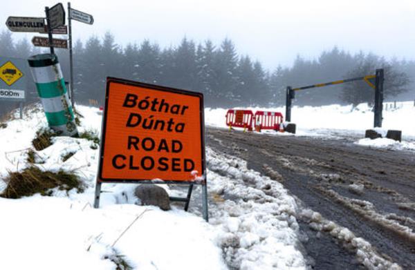 A road closed sign leading to the Sally Gap from the Dublin Mountains following all day snow co<em></em>nditions on Thursday. Photo: Damien Storan.