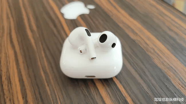 AirPods 4刚刚泄漏了所有新功能，两款机型即将推出，且差同化鲜亮