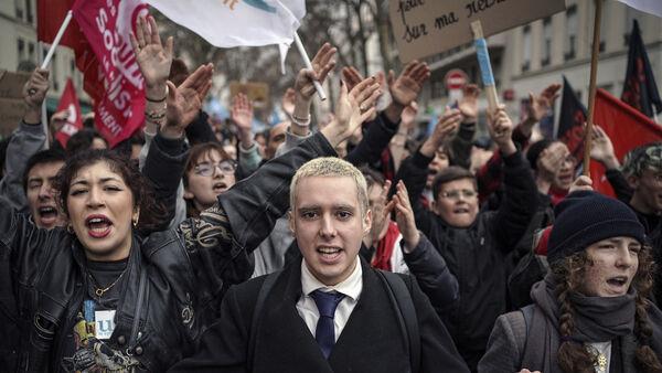 Political tensions amid new protests over French pension bill