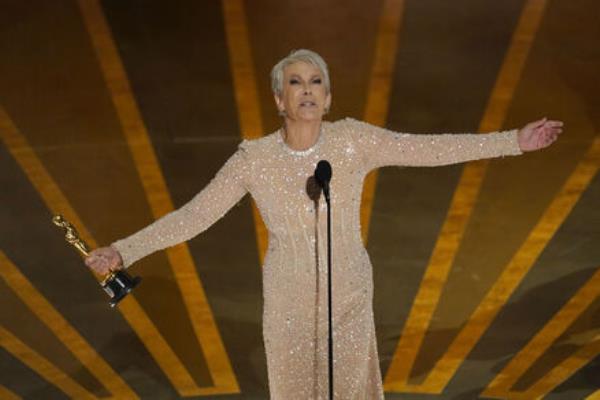 Jamie Lee Curtis accepts the award for best performance by an actress in a supporting role for 