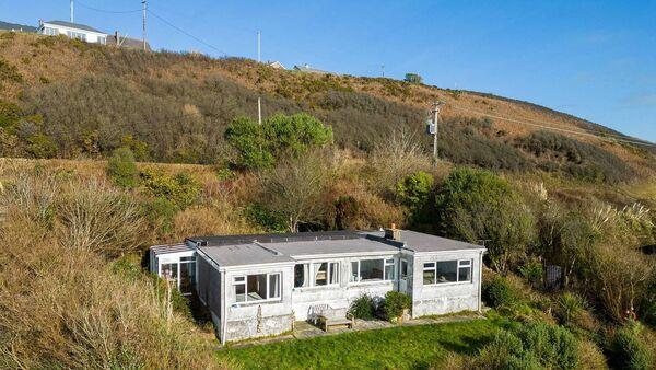 一幢可以俯瞰Inchydoney海滩的老式小屋风格平房，出价100万欧元