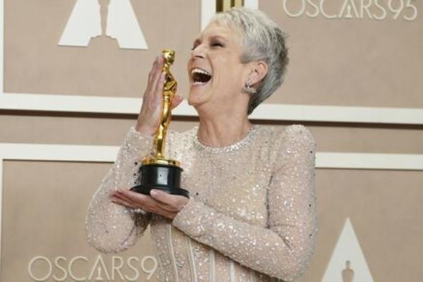 Jamie Lee Curtis poses with the award for best performance by an actress in a supporting role for 