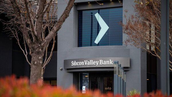 Why is everyone talking a<em></em>bout Silicon Valley Bank